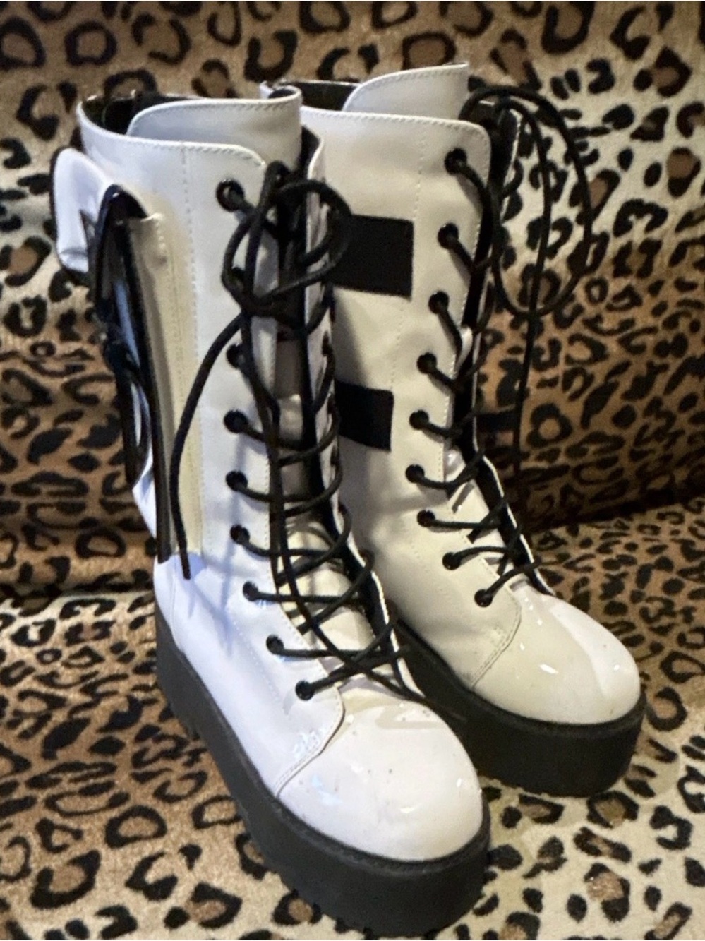 YRU Slayr Hi Desert White/Black Boots Size 7